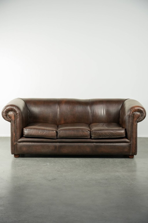 Lussuoso divano Chesterfield in morbida pelle bovina marrone, dal look inglese senza tempo. – 2 zitsbanken, Leather