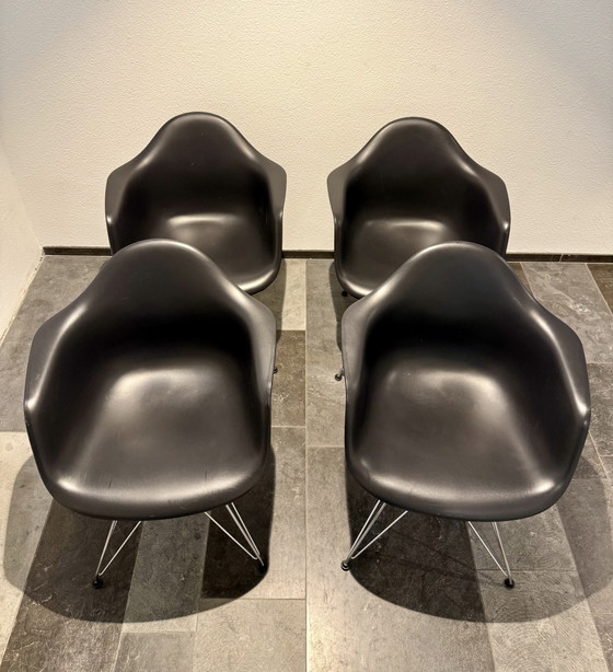 4 chaises Vitra Eames DAR – Chaises de salle à manger, Metal, Plastic (photo 2 of 7)