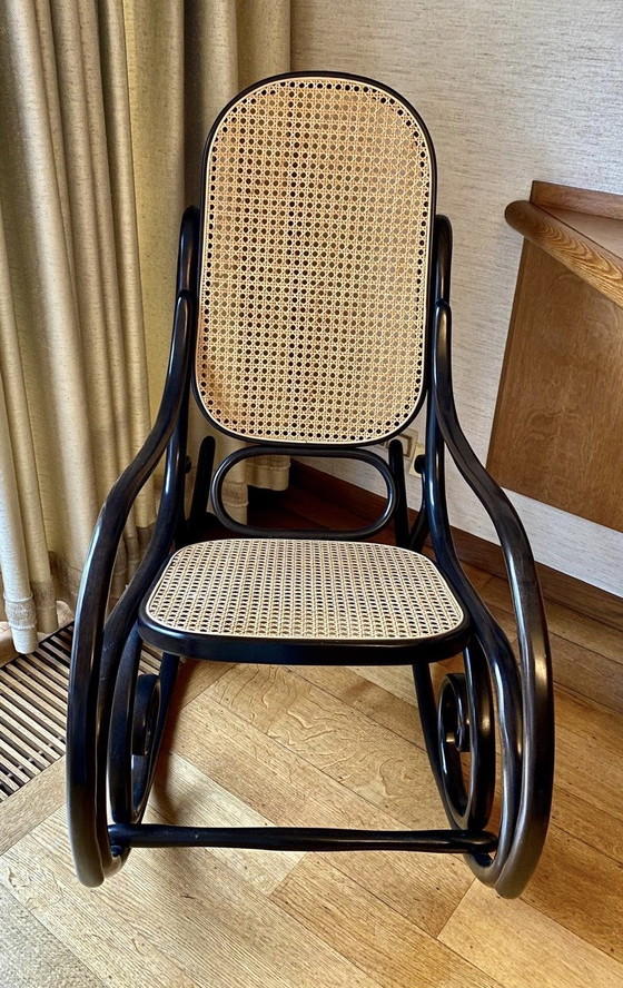 Splendido set di 2 sedie a dondolo vintage Thonet (1987) – Condizioni eccellenti – Wood, Rattan (photo 4 of 11)