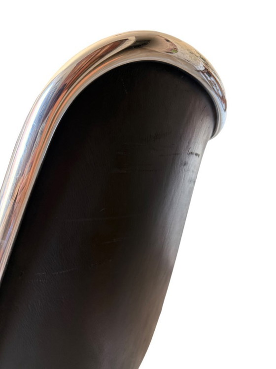 Image 1 of Een paar authentieke Charles Pollock directiestoelen voor Knoll - zwart leer & Skai