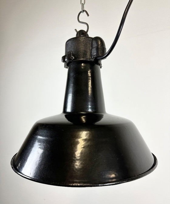 Image 1 of Industrielle Fabriklampe aus schwarzem Emaille mit gusseisernem Aufsatz, 1960er Jahre