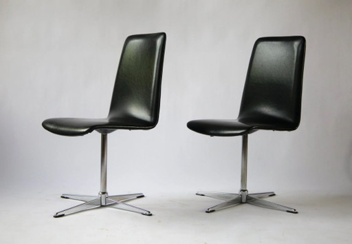 Par de sillas giratorias de vinilo negro, década de 1970. – eetkamerstoelen, Skai (photo 2 of 8)