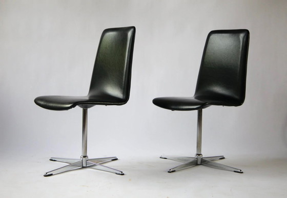 Par de sillas giratorias de vinilo negro, década de 1970. – Sillas de comedor, Skai (photo 2 of 8)