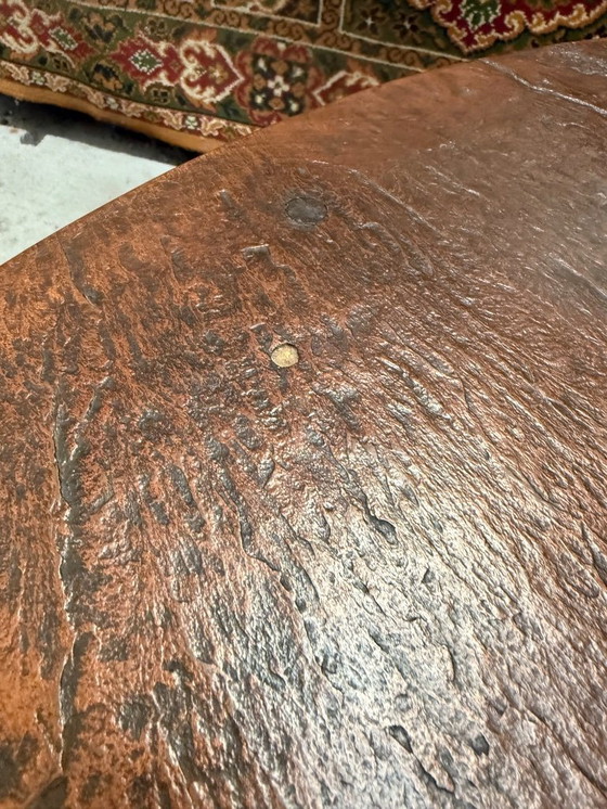 Image 1 of Tavolino da caffè vintage in rame spagnolo, unico nel suo genere, fatto a mano con rilievi e base in ferro battuto