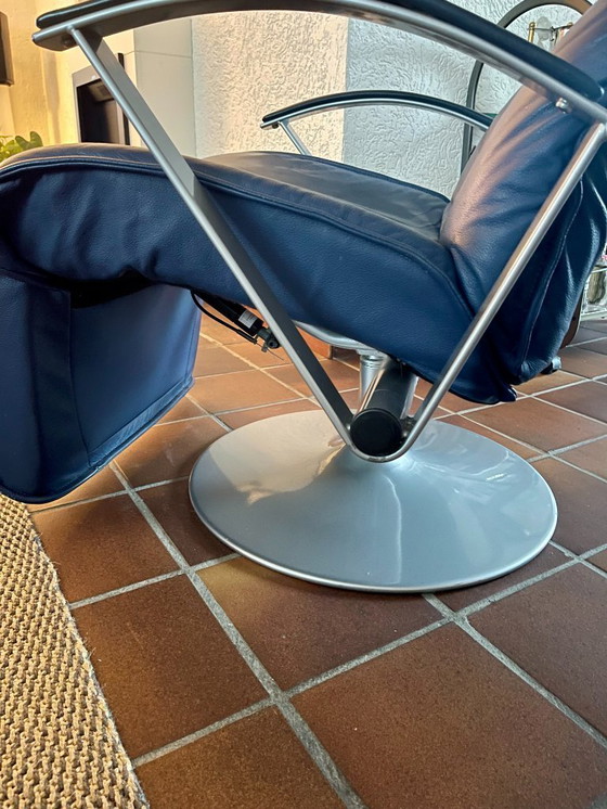 Image 1 of Design Relaxfauteuil De Toekomst – Modern Classic – RVS & Nachtblauw Leer – Als nieuw