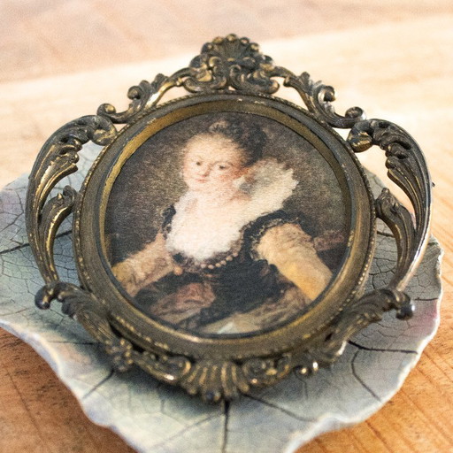 Vintage Brass Italian Oval Frame: With Print of Madame Brillon De Jouy – decoratieve objecten (photo 2 of 7)