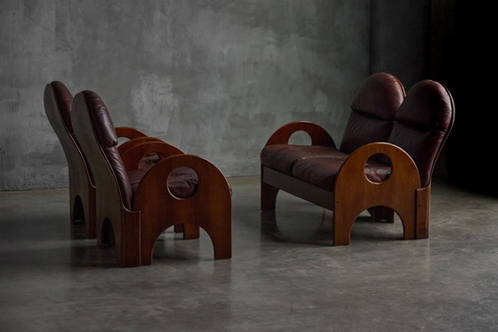 Image 1 of Arcata-Zweisitzer-Sofa von Gae Aulenti aus Walnussholz und burgunderrotem Leder, Italien, 1968