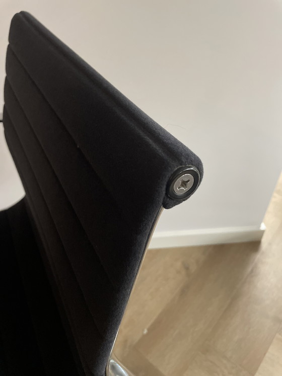 Image 1 of Sedia Eames EA107 Vitra "Hopsak/Velvet" - Vintage anni '80