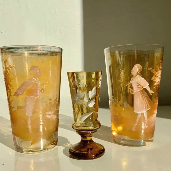 Image 1 of Paar antiker böhmischer Mary Gregory-Trinkgläser aus bernsteinfarbenem Glas, handbemalt mit Emaille, ca. 1890-1910