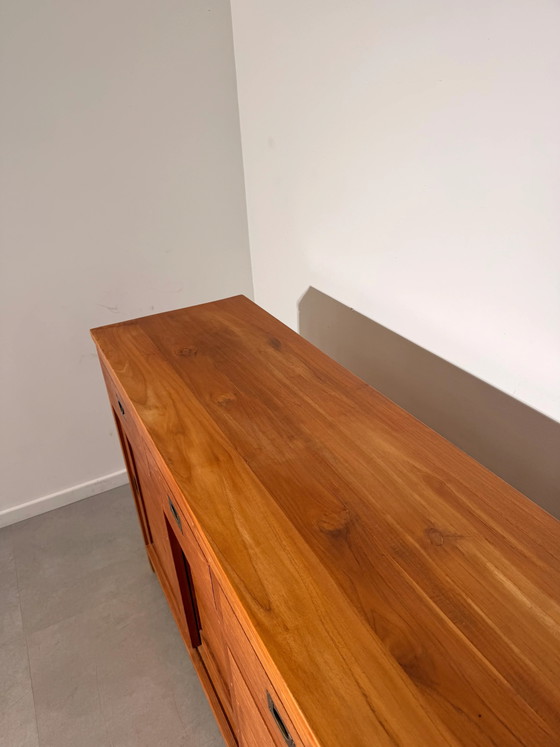 Großes Teakholz Sideboard mit Schiebetüren & Schubladen (photo 6 of 8)