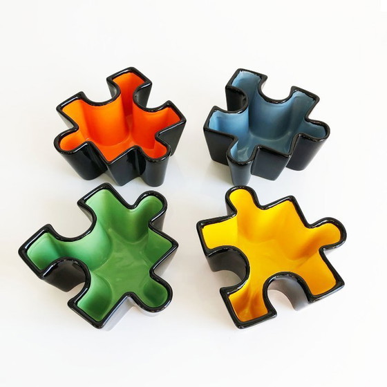 Image 1 of Juego de cuencos de cerámica con forma de rompecabezas. Italia, década de 1980.