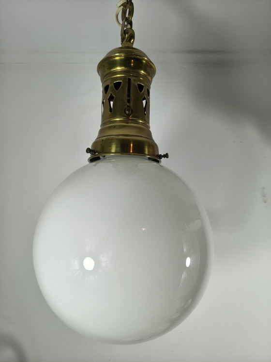 Image 1 of Pendentif en laiton avec boule en verre opalin