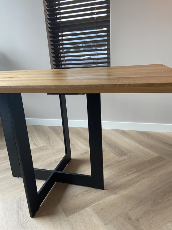 Moderne eikenhouten eettafel met zwart stalen onderstel – Wood (photo 4 of 5)