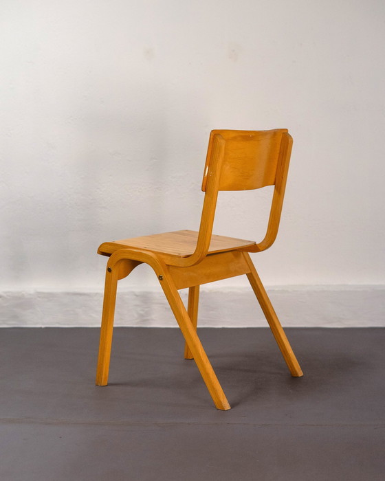 Image 1 of 3x stapelbare Schulstühle, hergestellt in Großbritannien