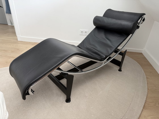 Image 1 of Tumbona Le Corbusier LC4 en piel negra.