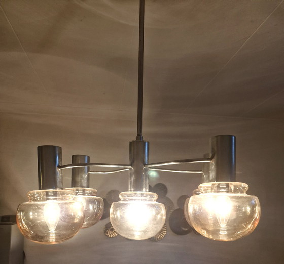Image 1 of Lampe pendante atomique Mid Century Modern. 5 ampoules en verre ambré. Attribuée à Sciolari