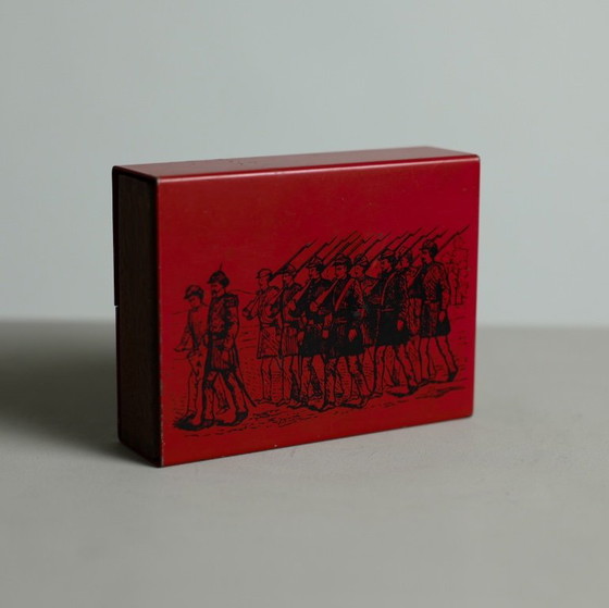 Caja de cigarrillos Piero Fornasetti „Soldados Marchando“ en metal esmaltado y caoba, Milán, años 50 (photo 5 of 19)