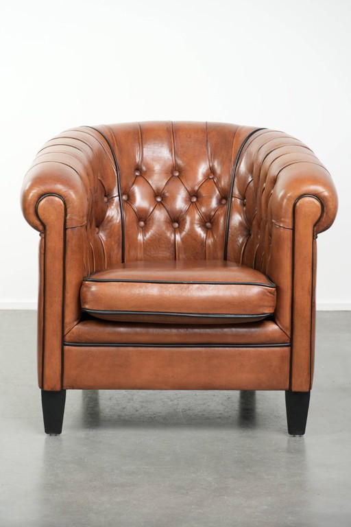In goede staat verkerende schapenleren chesterfield clubfauteuil in Engelse stijl