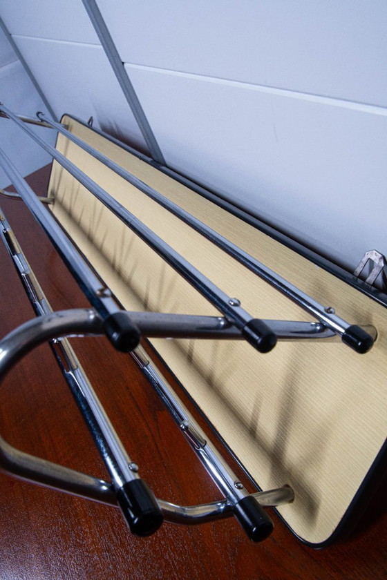 Image 1 of Porte-manteau vintage avec paroi arrière jaune.