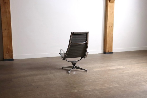 Early edition Eames EA124 Aluminium Group Lounge Chair by Herman Miller, 1970s – Swivel chairs, Vintage (photo 13 of 16)