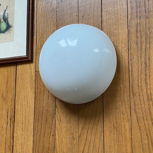 Lámpara de techo antigua o aplique de pared vintage, cristal opalino blanco, forma de media luna, 20 cm, años (photo 2 of 8)
