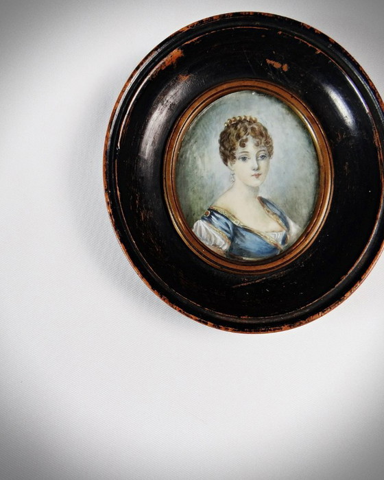 Image 1 of Tondo retrato en miniatura de una mujer de estilo Imperio pintado a mano al gouache siglo XIX