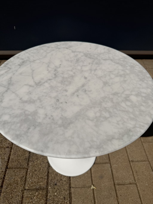 Table d'appoint Knoll Tulip en marbre de Carrare satiné mat, à l'état neuf ! Eero Saarinen