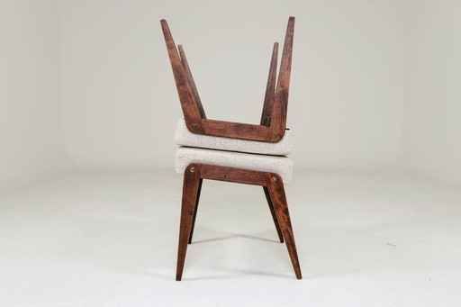 Par de taburetes de madera tapizados en tela beige.