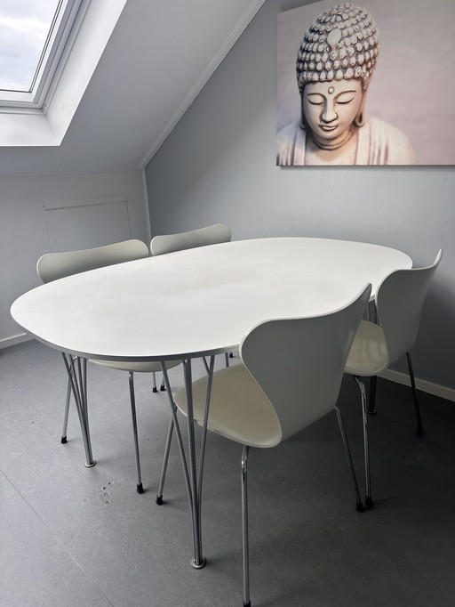 Eettafel en vlinderstoelen Arne Jacobsen