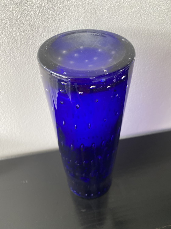 Grote vintage kobaltblauwe Scandinavische vaas van bubbelglas van het merk Magnor. – Vazen (photo 10 of 15)