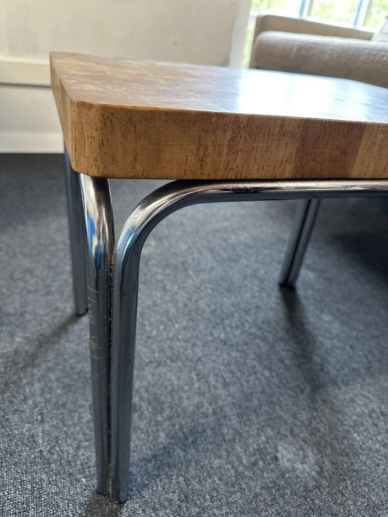 Image 1 of Mesita auxiliar de estilo Bauhaus: estructura tubular con tablero de madera maciza.