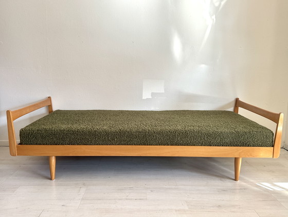 Image 1 of Divano letto vintage anni '50/'60 in peluche bouclé verde