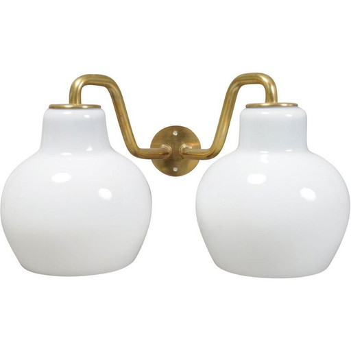 Par de lámparas de pared vintage de cristal opalino y latón de Vilhelm Lauritzen para Louis Poulsen, 1950