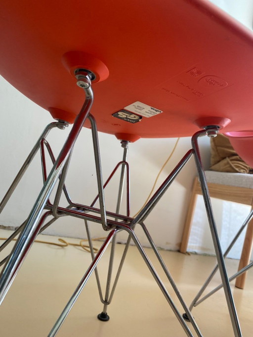 2 Vitra Eames chairs