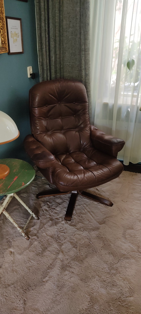 Image 1 of Fauteuil pivotant vintage scandinave en cuir