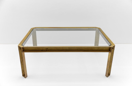 Image 1 of Grande table basse modèle T09 en laiton et verre, par Peter Ghyczy, années 1970