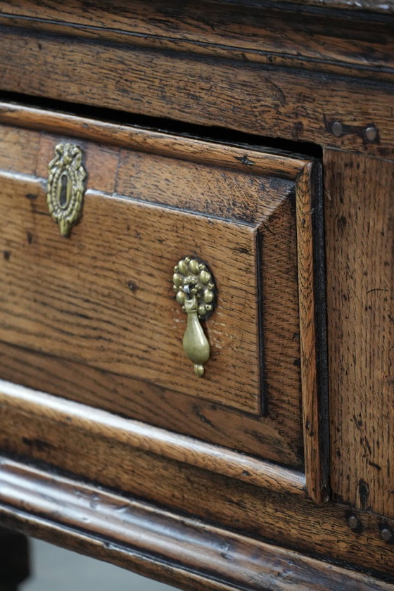 Image 1 of Antiek Engels dressoir uit begin 18e eeuw gemaakt van eikenhout 