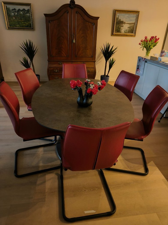 Image 1 of Leolux Columna dining table, spherical oval, 165 x 110, ceramic top