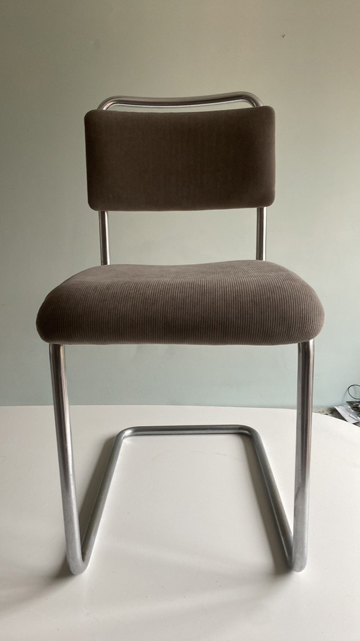vier Gispen eetkamerstoelen 102 en 101