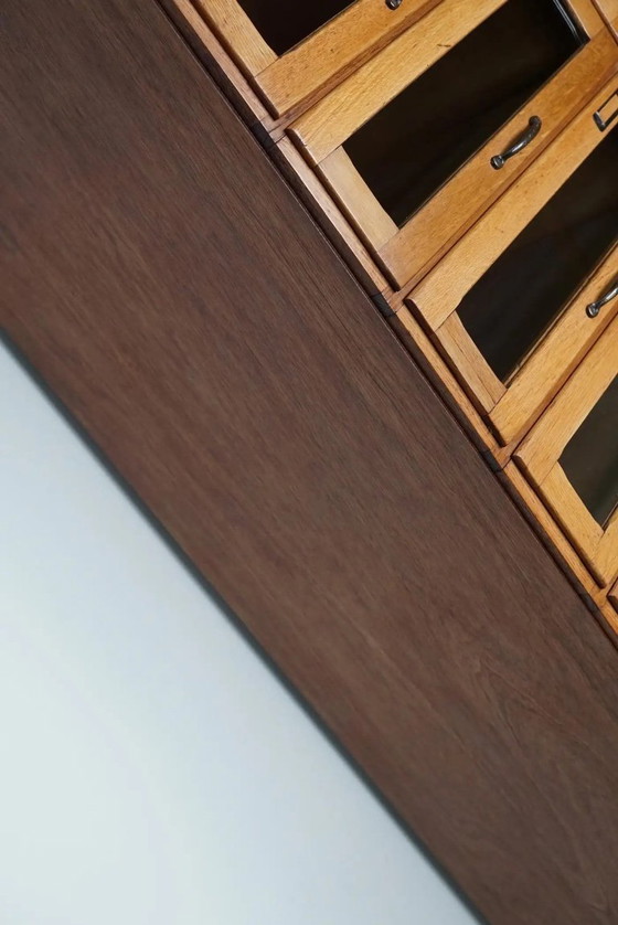 Image 1 of Vitrina inglesa de mercería con cajones con frente de cristal, circa 1930