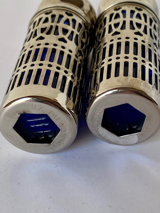 Image 1 of Ensemble ancien de salière et poivrière avec inserts en verre bleu cobalt – Angleterre – vers 1910-1935 – Plaqué argent