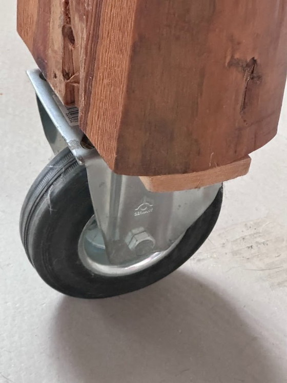 Image 1 of 3 design maatmeubel bureau tafels die samen een geheel vormen met hardhouten schaaldelen als basis