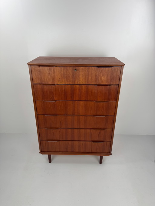 Dänische Teakholzkommode – Elegante Handwerkskunst der Mitte des 20. Jahrhunderts