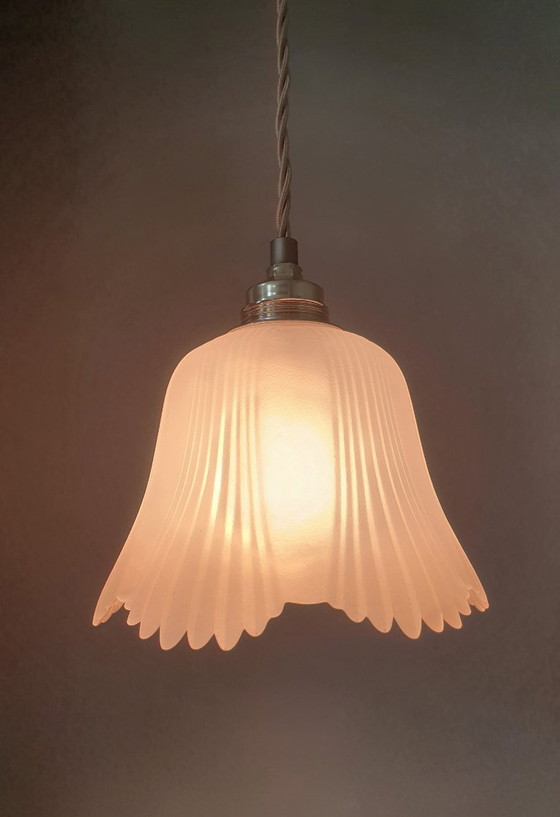 Image 1 of Lampe suspendue florale vintage en verre dépoli des années 1940-50.