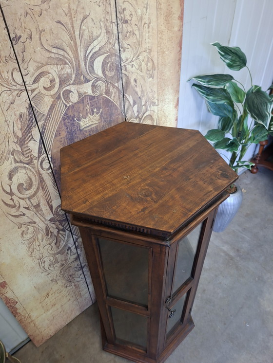 Image 1 of Vetrina esagonale in teak scuro, vetrina, bancone per whisky, cantinetta per vino, dimensioni 61x55 cm e altezza 120 cm.