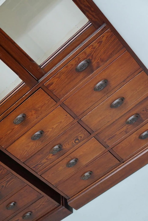 Image 1 of Grand meuble d'apothicaire/vitrine ancien belge en pin pitchpin, vers 1900