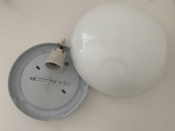 Image 1 of Applique murale/plafonnier vintage en verre opalin massif