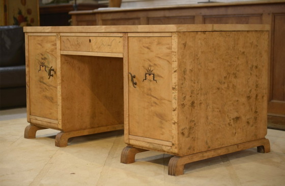 Image 1 of Engels bureau van berkenhout met inlegwerk in bijenmotief, jaren 1950