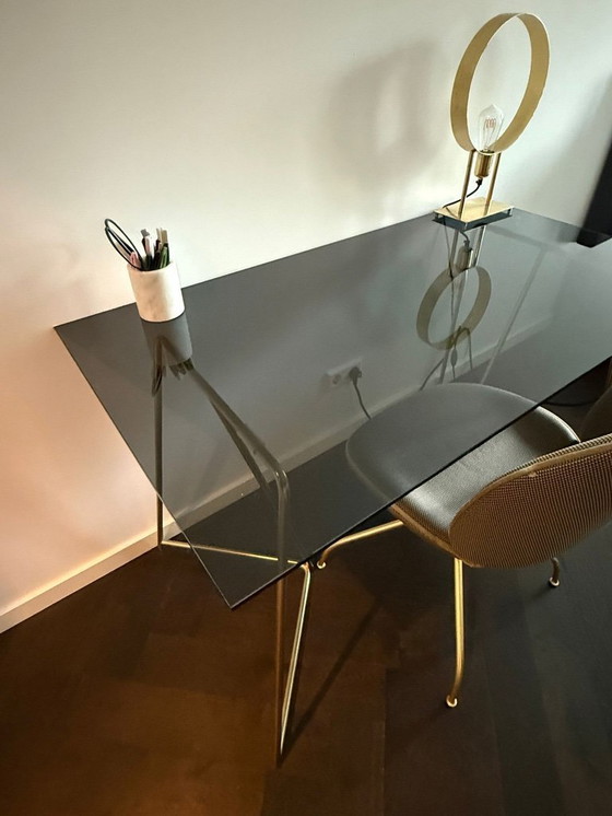 Image 1 of Scrivania in vetro di MADE – con gambe dorate