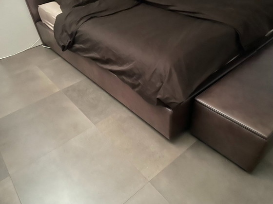 Image 1 of Combinaison sommier Wittmann en cuir marron Habana, comprenant tête de lit et coffre à couvertures.